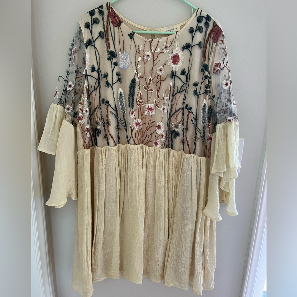 Dress with floral embroidery